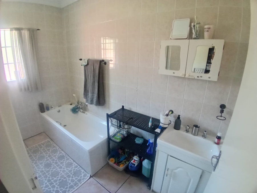 To Let 4 Bedroom Property for Rent in Geelhoutpark North West